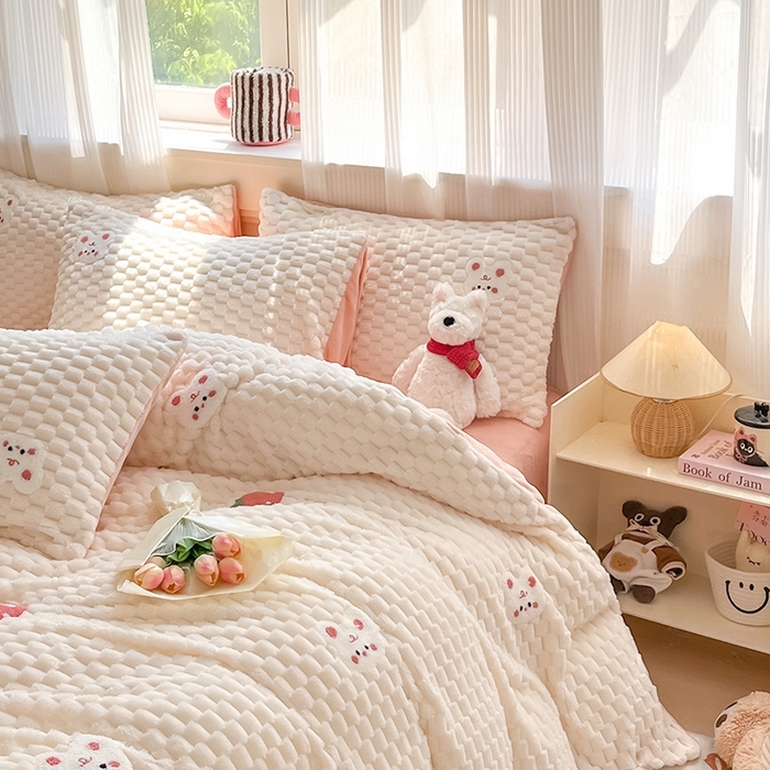 91家纺网 家纺一手货源 找家纺 澳梵家居 2024新款小清新豆豆绒牛奶绒毛巾绣四件套 快乐兔-粉