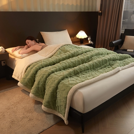 91家纺网 家纺一手货源 找家纺 澳梵家居 2024新款三层夹棉加厚塔肤绒毛毯-场景二 草绿-白