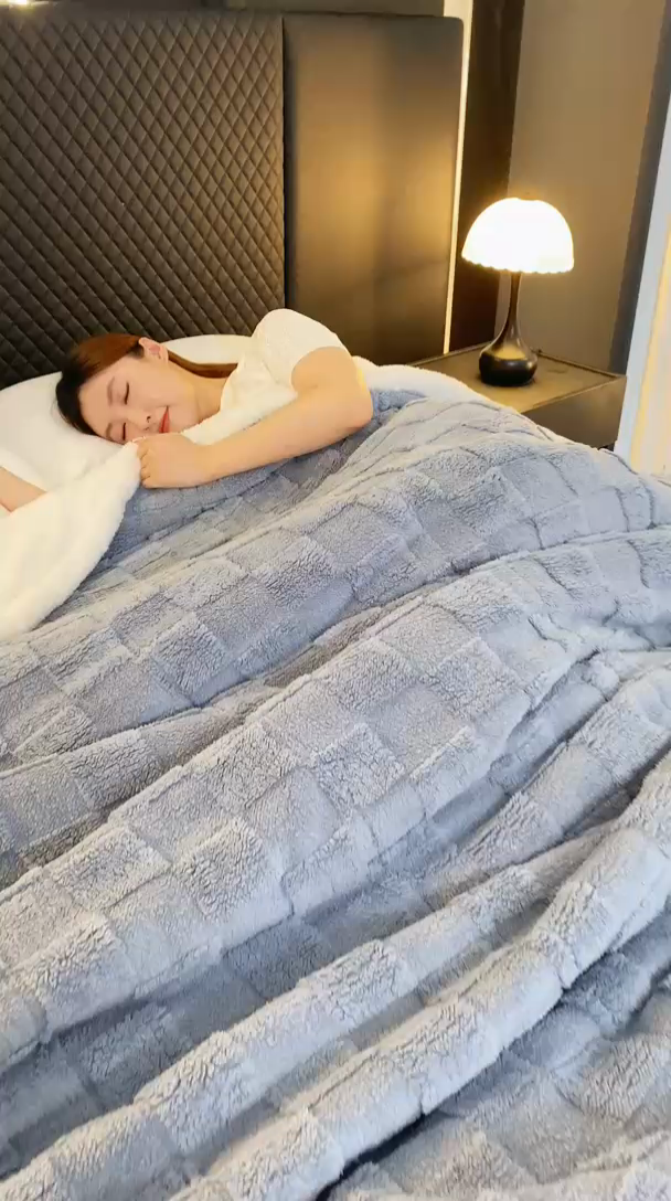 91家纺网 家纺一手货源 找家纺 澳梵家居 2024新款三层夹棉加厚塔肤绒毛毯-场景二 方格灰-白