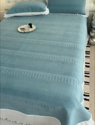 91家纺网 家纺一手货源 找家纺 冬然家纺 2024新款雕花绒床盖四件套 H-深海蓝