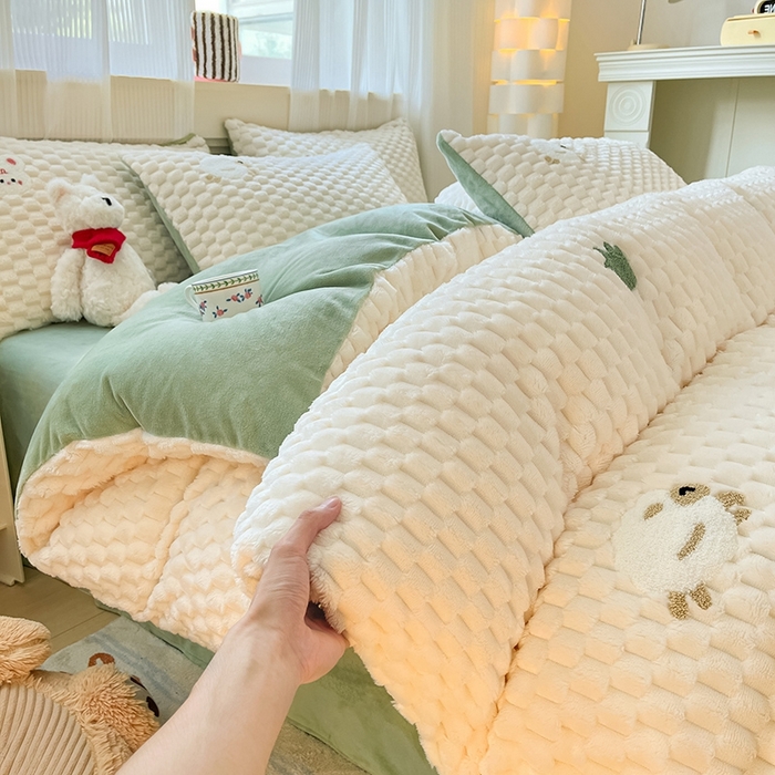 91家纺网 家纺一手货源 找家纺 澳梵家居 2024新款小清新豆豆绒牛奶绒毛巾绣四件套 小羊快跑-绿