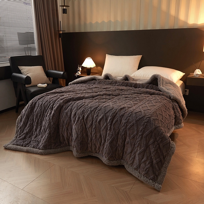 91家纺网 家纺一手货源 找家纺 澳梵家居 2024新款三层夹棉加厚塔肤绒毛毯-场景二 深灰-灰