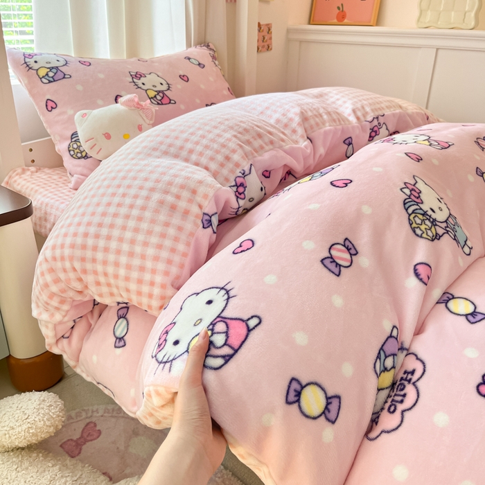 91家纺网 家纺一手货源 找家纺 星座 2025新款三丽鸥牛奶绒套件学生床 糖果KT猫 粉