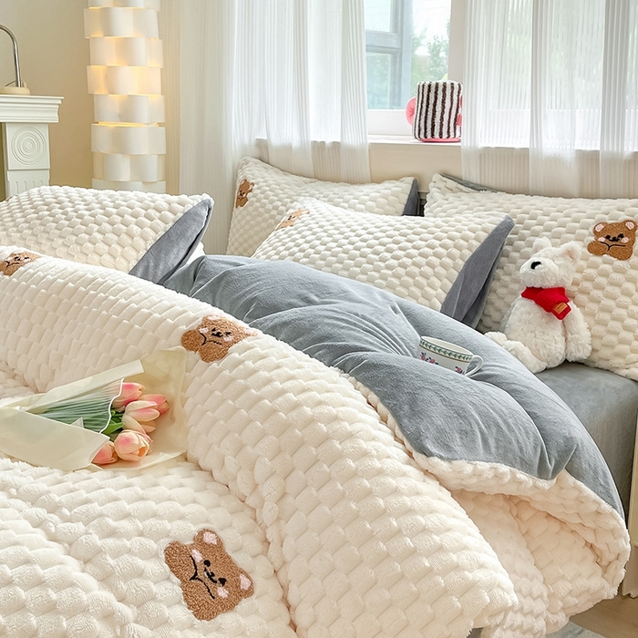 91家纺网 家纺一手货源 找家纺 澳梵家居 2024新款小清新豆豆绒牛奶绒毛巾绣四件套 趴趴熊-灰