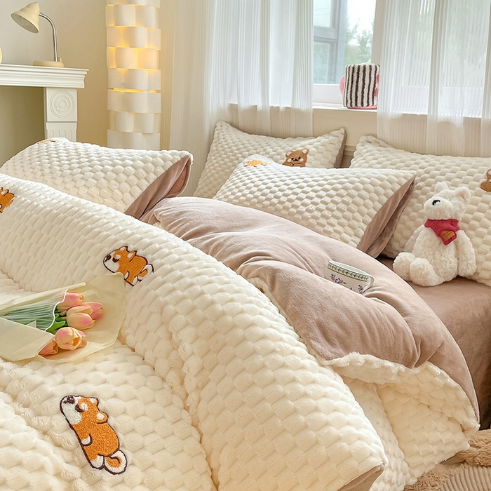 91家纺网 家纺一手货源 找家纺 澳梵家居 2024新款小清新豆豆绒牛奶绒毛巾绣四件套 懒懒阿柴-卡其