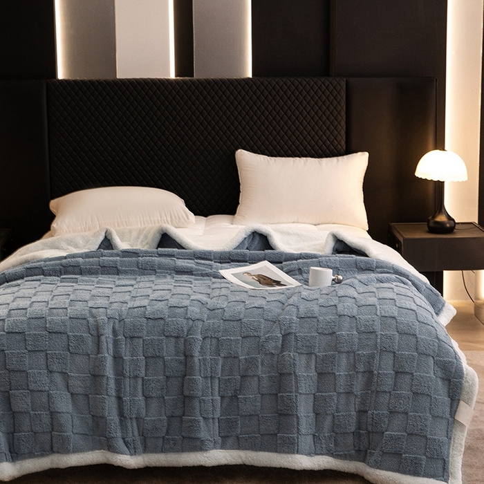 91家纺网 家纺一手货源 找家纺 澳梵家居 2024新款三层夹棉加厚塔肤绒毛毯-场景二 方格灰-白