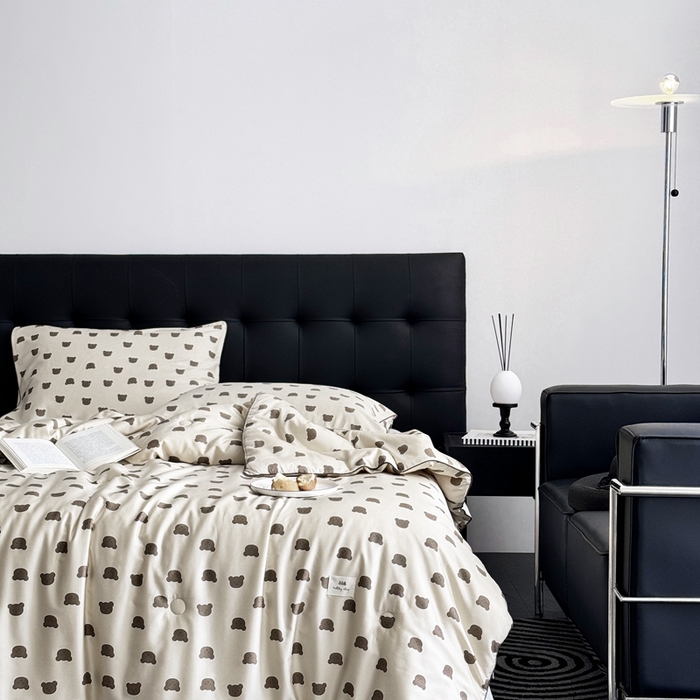 91家纺网 家纺一手货源 找家纺 汇庭 2024新品·雅棉春秋被系列--棚拍 摩卡小熊