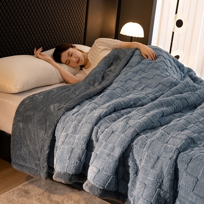 91家纺网 家纺一手货源 找家纺 澳梵家居 2024新款三层夹棉加厚塔肤绒毛毯-场景二 方格灰-灰