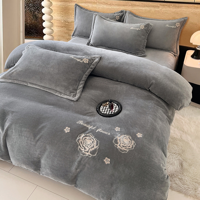 91家纺网 家纺一手货源 找家纺 梦舒羽 2025新款200克刺绣牛奶绒四件套珊瑚绒雪花绒床单款套件 玫瑰花园-灰