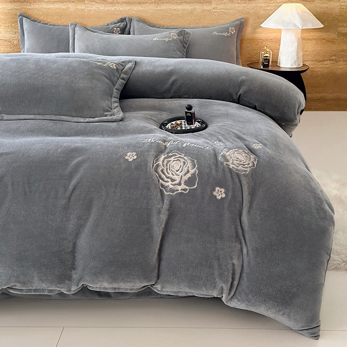 91家纺网 家纺一手货源 找家纺 梦舒羽 2025新款200克刺绣牛奶绒四件套珊瑚绒雪花绒床单款套件 玫瑰花园-灰