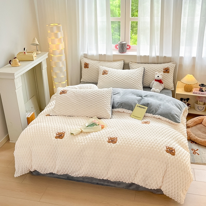 91家纺网 家纺一手货源 找家纺 澳梵家居 2024新款小清新豆豆绒牛奶绒毛巾绣四件套 趴趴熊-灰