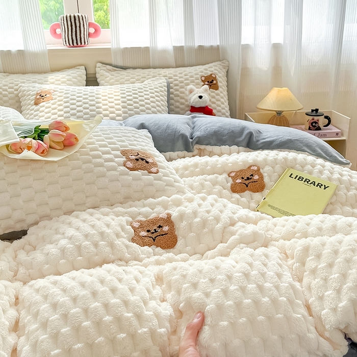 91家纺网 家纺一手货源 找家纺 澳梵家居 2024新款小清新豆豆绒牛奶绒毛巾绣四件套 趴趴熊-灰