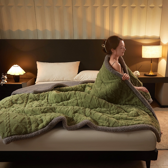 91家纺网 家纺一手货源 找家纺 澳梵家居 2024新款三层夹棉加厚塔肤绒毛毯-场景二 草绿-灰