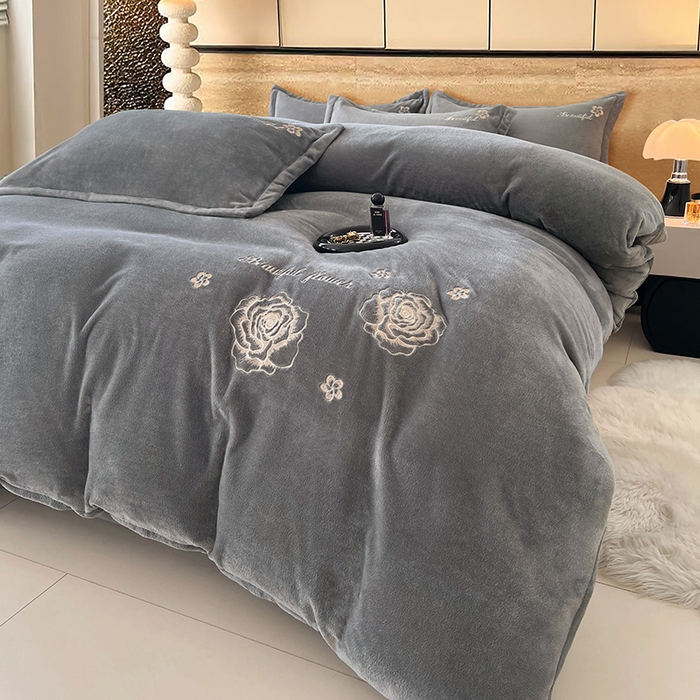 91家纺网 家纺一手货源 找家纺 梦舒羽 2025新款200克刺绣牛奶绒四件套珊瑚绒雪花绒床单款套件 玫瑰花园-灰