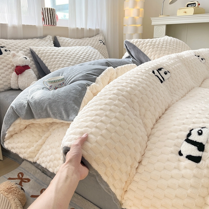 91家纺网 家纺一手货源 找家纺 澳梵家居 2024新款小清新豆豆绒牛奶绒毛巾绣四件套 小熊猫-灰