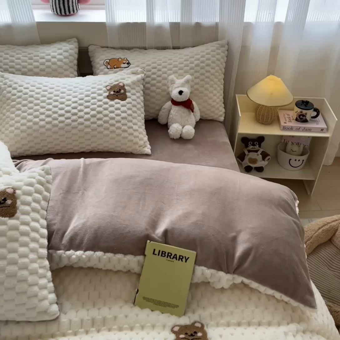 91家纺网 家纺一手货源 找家纺 澳梵家居 2024新款小清新豆豆绒牛奶绒毛巾绣四件套 趴趴熊-卡其