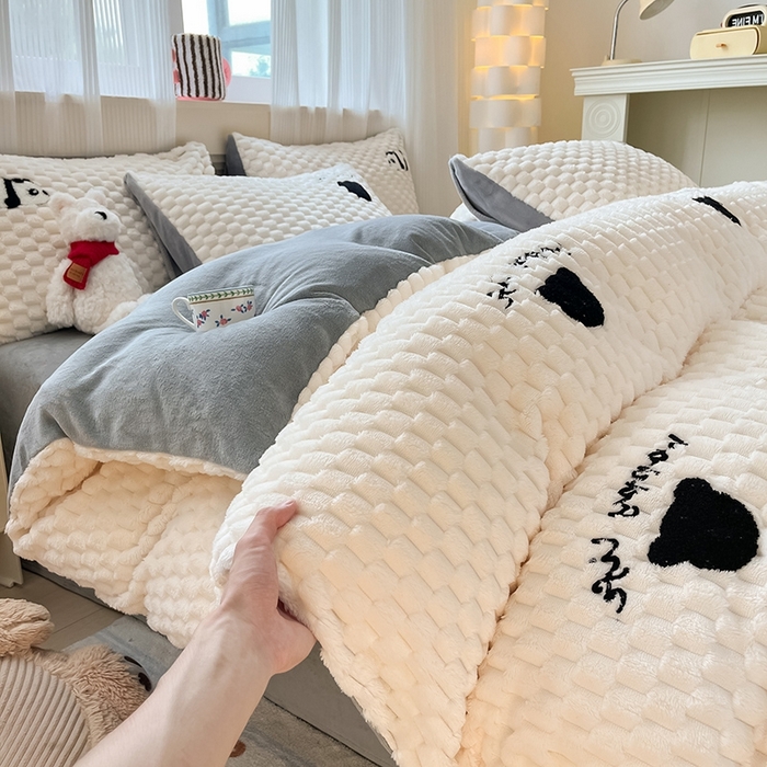 91家纺网 家纺一手货源 找家纺 澳梵家居 2024新款小清新豆豆绒牛奶绒毛巾绣四件套 熊头-灰