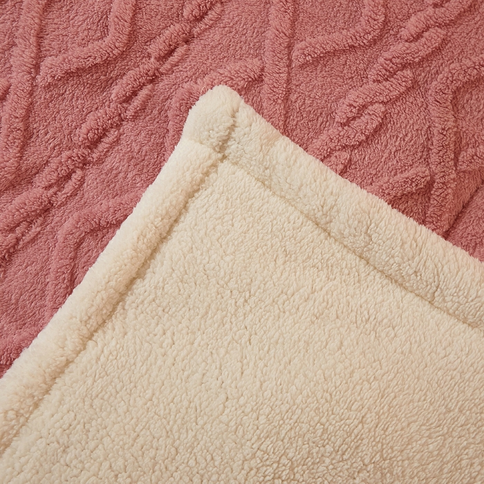 91家纺网 家纺一手货源 找家纺 澳梵家居 2024新款三层夹棉加厚塔肤绒毛毯-场景二 苏梅-白