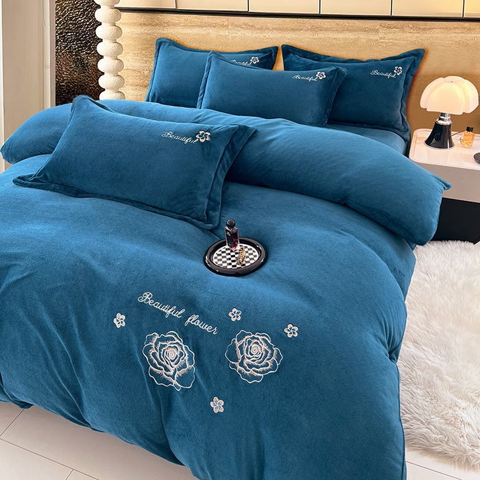 91家纺网 家纺一手货源 找家纺 梦舒羽 2025新款200克刺绣牛奶绒四件套珊瑚绒雪花绒床单款套件 玫瑰花园-蓝