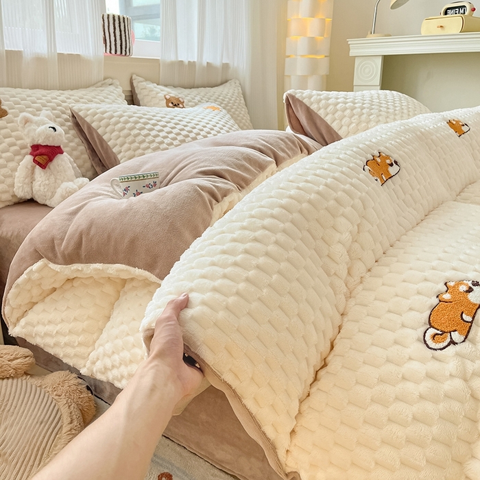 91家纺网 家纺一手货源 找家纺 澳梵家居 2024新款小清新豆豆绒牛奶绒毛巾绣四件套 懒懒阿柴-卡其