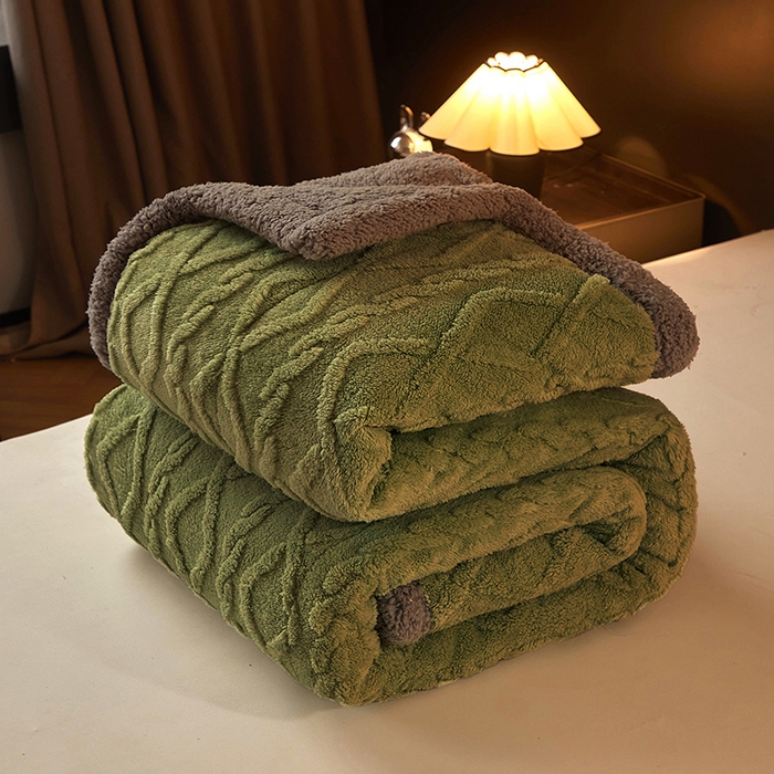 91家纺网 家纺一手货源 找家纺 澳梵家居 2024新款三层夹棉加厚塔肤绒毛毯-场景二 草绿-灰