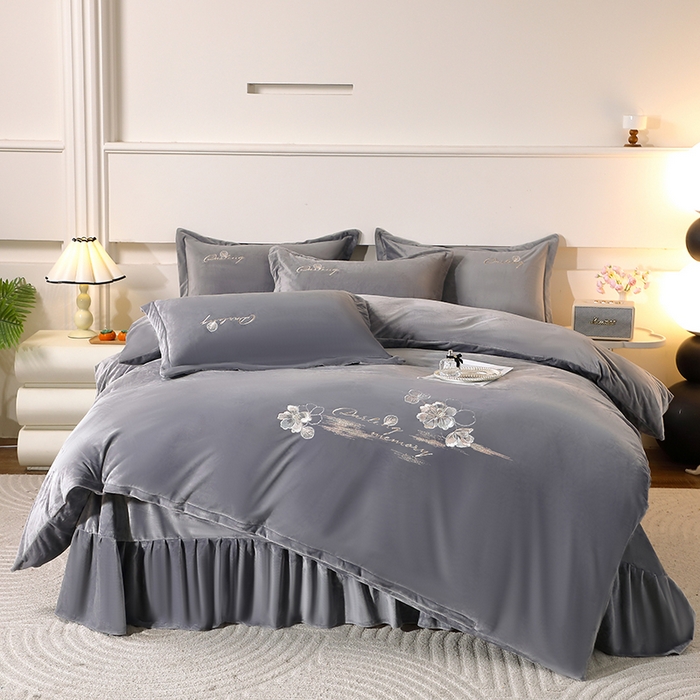 91家纺网 家纺一手货源 找家纺 2024新款母婴级花边床单款婴儿绒刺绣四件套 长相思-高级灰