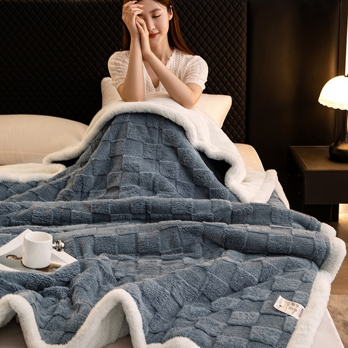 91家纺网 家纺一手货源 找家纺 澳梵家居 2024新款三层夹棉加厚塔肤绒毛毯-场景二 方格灰-白