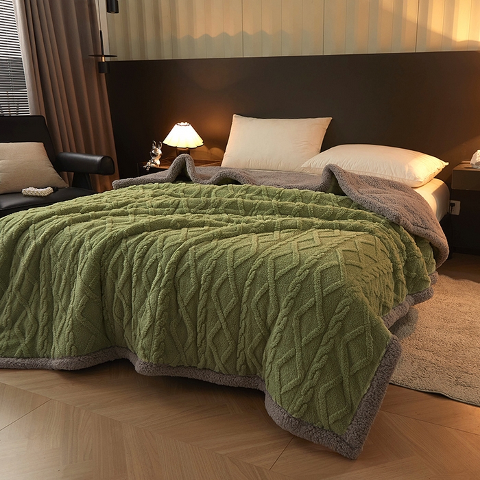 91家纺网 家纺一手货源 找家纺 澳梵家居 2024新款三层夹棉加厚塔肤绒毛毯-场景二 草绿-灰