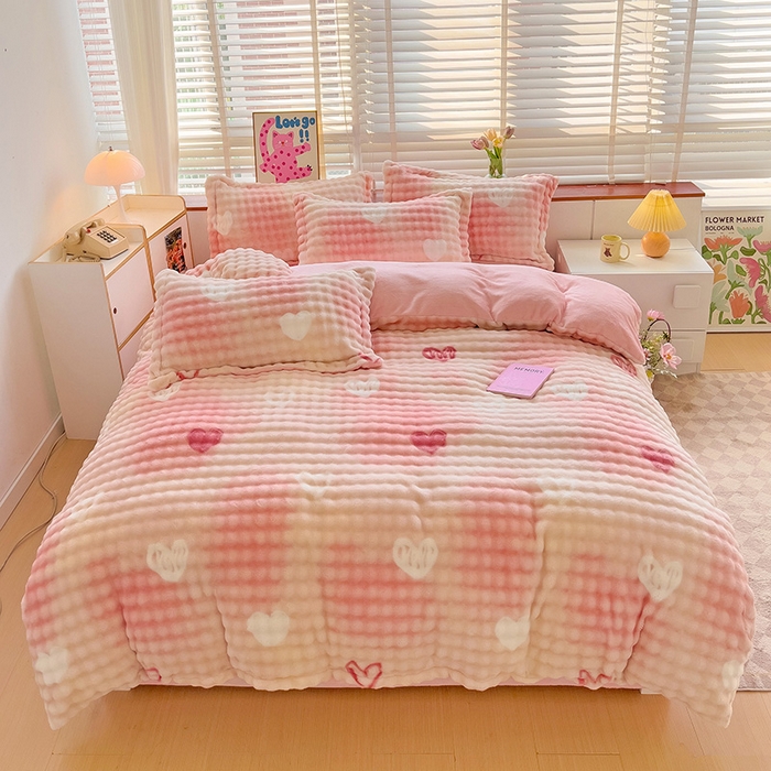 91家纺网 家纺一手货源 找家纺 宜家坊 2024新款牛奶绒泡泡印花四件套系列二 爱心泡泡粉