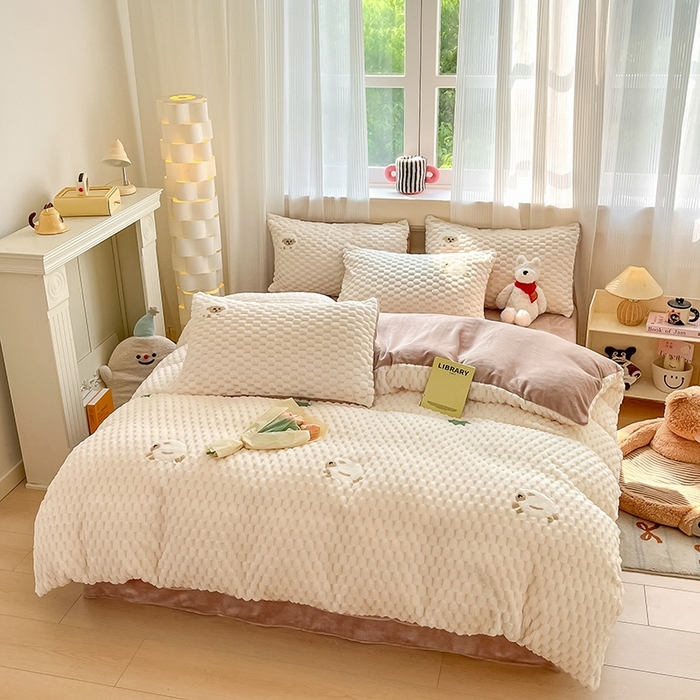 91家纺网 家纺一手货源 找家纺 澳梵家居 2024新款小清新豆豆绒牛奶绒毛巾绣四件套 小羊快跑-卡其