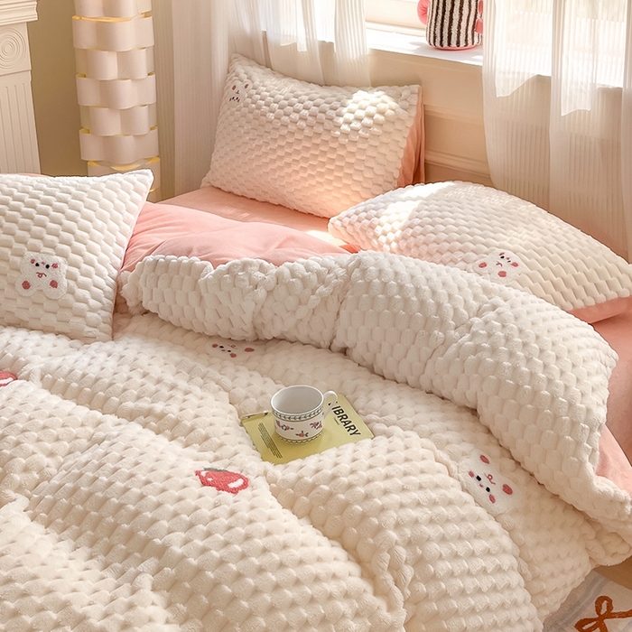 91家纺网 家纺一手货源 找家纺 澳梵家居 2024新款小清新豆豆绒牛奶绒毛巾绣四件套 快乐兔-粉