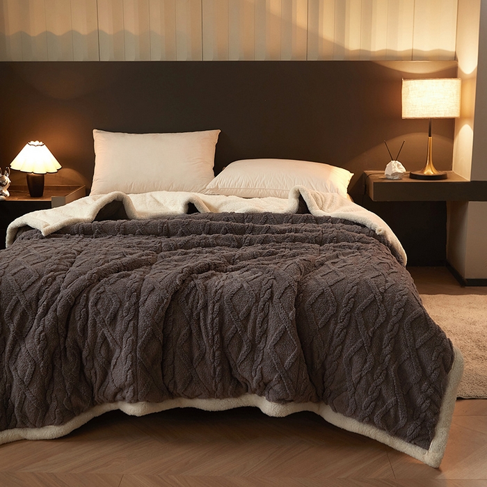 91家纺网 家纺一手货源 找家纺 澳梵家居 2024新款三层夹棉加厚塔肤绒毛毯-场景二 深灰-白