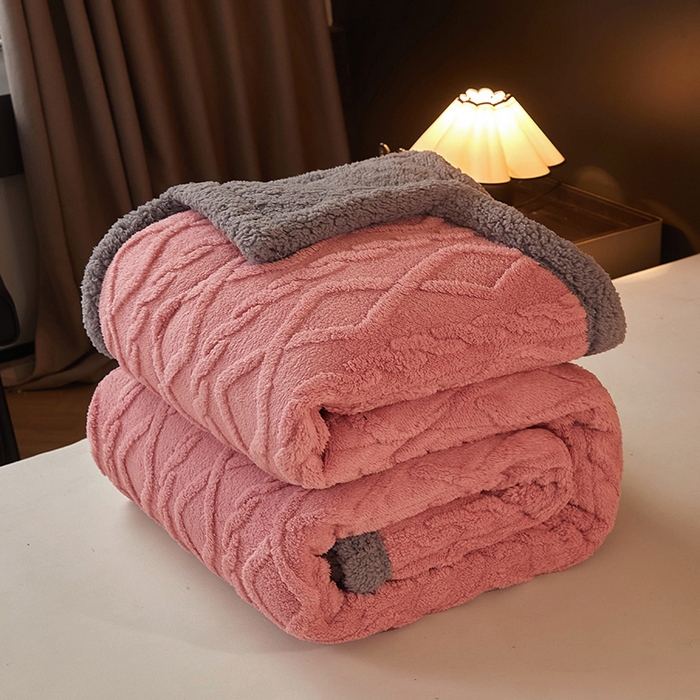 91家纺网 家纺一手货源 找家纺 澳梵家居 2024新款三层夹棉加厚塔肤绒毛毯-场景二 苏梅-灰