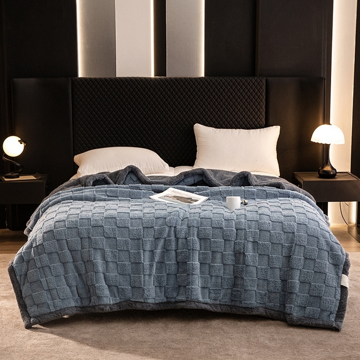 91家纺网 家纺一手货源 找家纺 澳梵家居 2024新款三层夹棉加厚塔肤绒毛毯-场景二 方格灰-灰