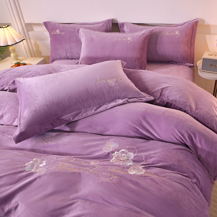 91家纺网 家纺一手货源 找家纺 2024新款母婴级花边床单款婴儿绒刺绣四件套 长相思-薰衣紫