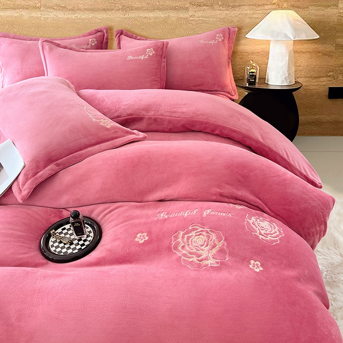 91家纺网 家纺一手货源 找家纺 梦舒羽 2025新款200克刺绣牛奶绒四件套珊瑚绒雪花绒床单款套件 玫瑰花园-粉