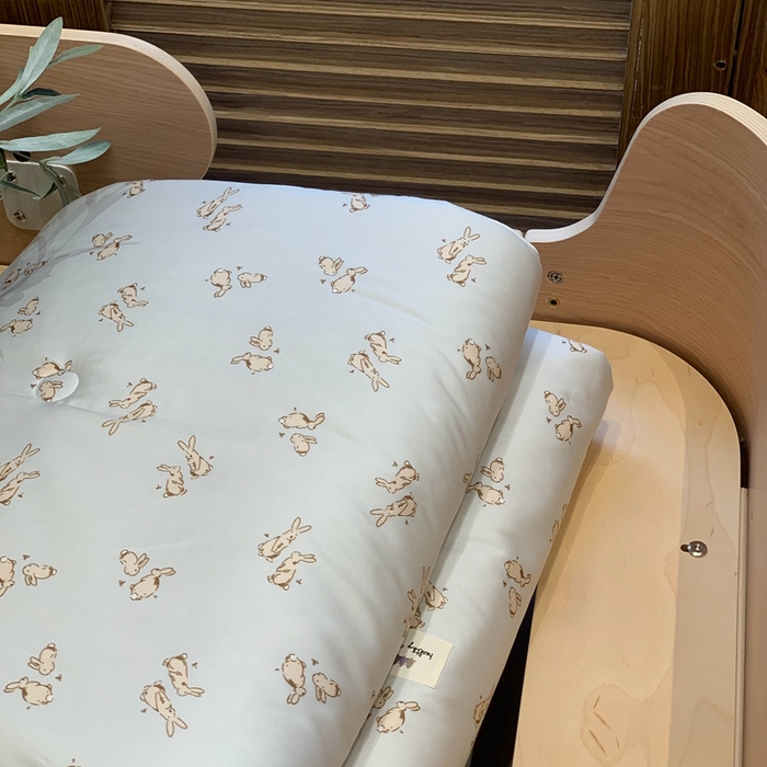 91家纺网 家纺一手货源 找家纺 汇庭 2024新品·雅棉春秋被系列--实拍图 小兔跳跳蓝