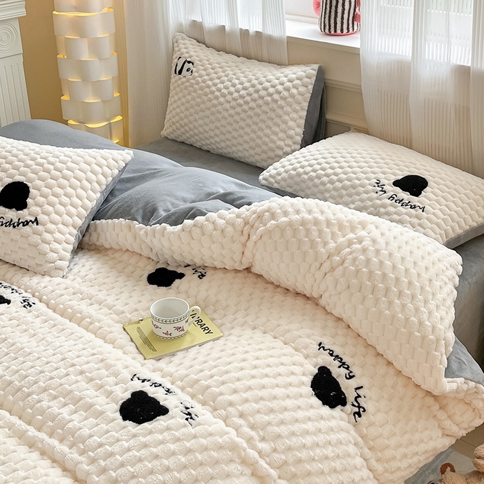 91家纺网 家纺一手货源 找家纺 澳梵家居 2024新款小清新豆豆绒牛奶绒毛巾绣四件套 熊头-灰