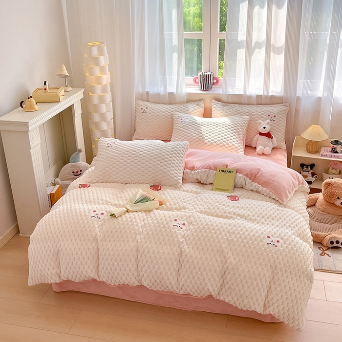 91家纺网 家纺一手货源 找家纺 澳梵家居 2024新款小清新豆豆绒牛奶绒毛巾绣四件套 快乐兔-粉