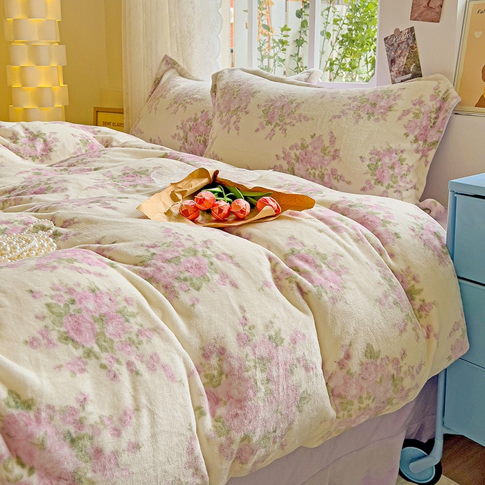 91家纺网 家纺一手货源 找家纺 卡普 2026新款牛奶绒印花四件套 欧风花影