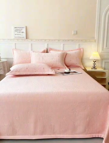 91家纺网 家纺一手货源 找家纺 莎果 2024新款天丝绒刺绣款床盖三件套 樱桃-粉