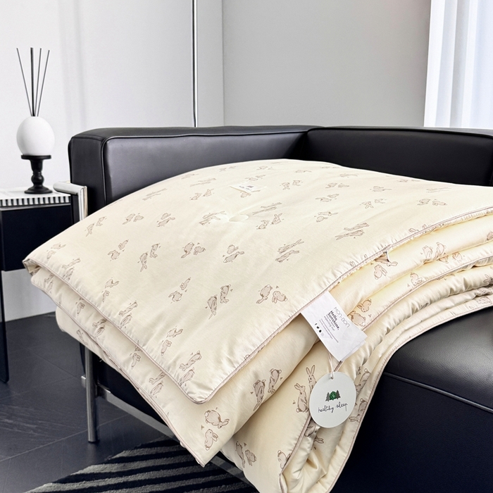 91家纺网 家纺一手货源 找家纺 汇庭 2024新品·雅棉春秋被系列--棚拍 小兔跳跳粉