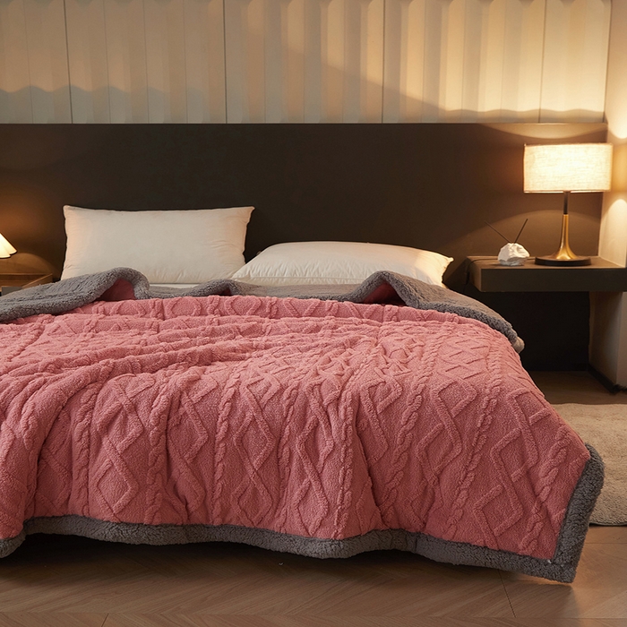 91家纺网 家纺一手货源 找家纺 澳梵家居 2024新款三层夹棉加厚塔肤绒毛毯-场景二 苏梅-灰