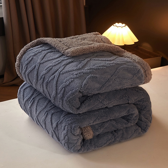 91家纺网 家纺一手货源 找家纺 澳梵家居 2024新款三层夹棉加厚塔肤绒毛毯-场景二 柔雾蓝-灰