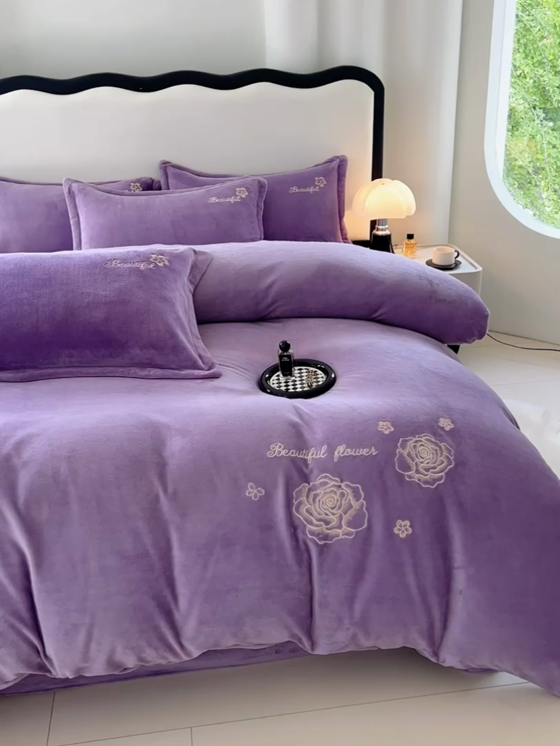 91家纺网 家纺一手货源 找家纺 梦舒羽 2025新款200克刺绣牛奶绒四件套珊瑚绒雪花绒床单款套件 玫瑰花园-紫
