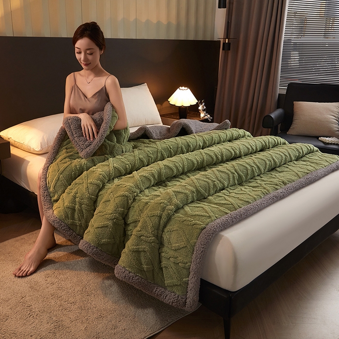 91家纺网 家纺一手货源 找家纺 澳梵家居 2024新款三层夹棉加厚塔肤绒毛毯-场景二 草绿-灰