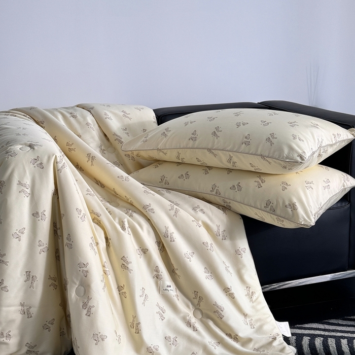 91家纺网 家纺一手货源 找家纺 汇庭 2024新品·雅棉春秋被系列--棚拍 小兔跳跳粉