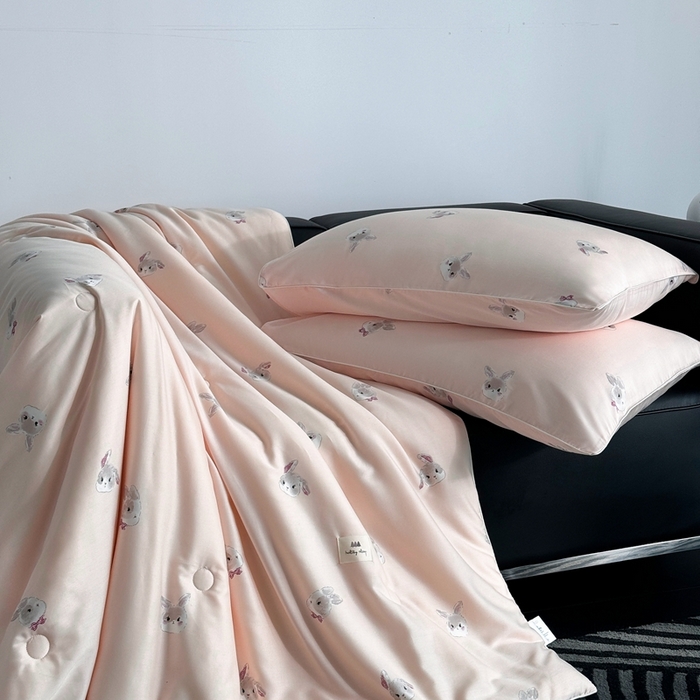 91家纺网 家纺一手货源 找家纺 汇庭 2024新品·雅棉春秋被系列--棚拍 美好小兔