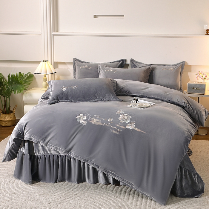 91家纺网 家纺一手货源 找家纺 2024新款母婴级花边床单款婴儿绒刺绣四件套 长相思-高级灰