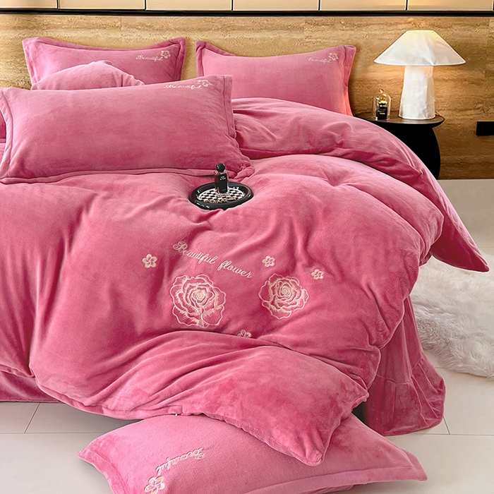 91家纺网 家纺一手货源 找家纺 梦舒羽 2025新款200克刺绣牛奶绒四件套珊瑚绒雪花绒床单款套件 玫瑰花园-粉